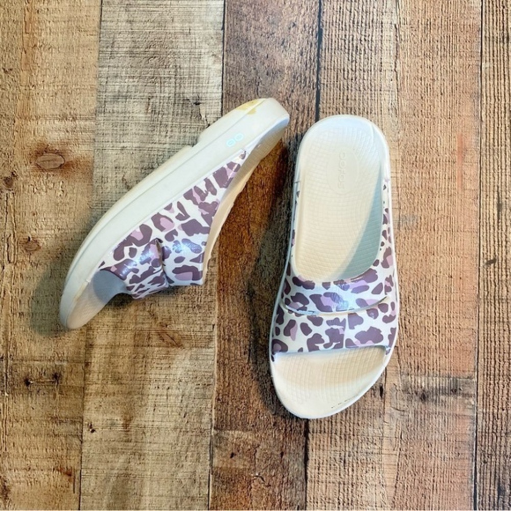 OOFOS Beige and Mauve Leopard Print Slide Sandals sz 11
